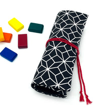 Φόρτωση εικόνας στο εργαλείο προβολής Συλλογής, Χειροποίητη Waldorf κασετίνα από βαμβακερά υφάσματα σε ύφασμα με ασπρόμαυρο γεωμετρικό σχέδιο