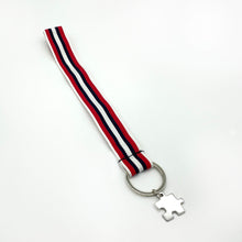 Φόρτωση εικόνας στο εργαλείο προβολής Συλλογής, Χειροποίητο μπρελόκ χειρός από συνθετικό ιμάντα, μεταλλικό κρίκο και μεταλλικό διακοσμητικό στοιχείο.