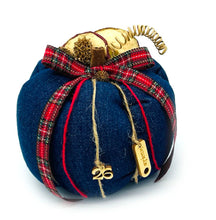 Φόρτωση εικόνας στο εργαλείο προβολής Συλλογής, Χειροποίητες κολοκύθες γούρια από τζιν ύφασμα σε μπλε σκούρο