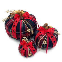 Φόρτωση εικόνας στο εργαλείο προβολής Συλλογής, Κολοκύθες από βαμβακερό καρό ύφασμα σε μπλε βάση, διακοσμημένες με μικρά κουκουνάρια, υφασμάτινες κορδέλες και ξύλινα στοιχεία.