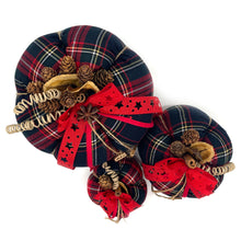 Φόρτωση εικόνας στο εργαλείο προβολής Συλλογής, Κολοκύθες από βαμβακερό καρό ύφασμα σε μπλε βάση, διακοσμημένες με μικρά κουκουνάρια, υφασμάτινες κορδέλες και ξύλινα στοιχεία.