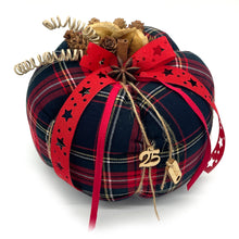 Φόρτωση εικόνας στο εργαλείο προβολής Συλλογής, Κολοκύθα από βαμβακερό καρό ύφασμα σε μπλε βάση, διακοσμημένη με μικρά κουκουνάρια, υφασμάτινες κορδέλες και ξύλινα στοιχεία.