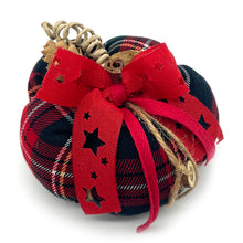 Φόρτωση εικόνας στο εργαλείο προβολής Συλλογής, Κολοκύθα από βαμβακερό καρό ύφασμα σε μπλε βάση, διακοσμημένη με μικρά κουκουνάρια, υφασμάτινες κορδέλες και ξύλινα στοιχεία.