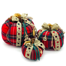 Φόρτωση εικόνας στο εργαλείο προβολής Συλλογής, Κολοκύθες από βαμβακερό καρό ύφασμα σε κόκκινη βάση, διακοσμημένες με μικρά κουκουνάρια, υφασμάτινες κορδέλες και ξύλινα στοιχεία.