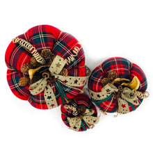 Φόρτωση εικόνας στο εργαλείο προβολής Συλλογής, Κολοκύθες από βαμβακερό καρό ύφασμα σε κόκκινη βάση, διακοσμημένες με μικρά κουκουνάρια, υφασμάτινες κορδέλες και ξύλινα στοιχεία.