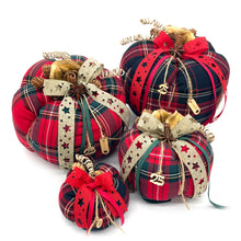 Φόρτωση εικόνας στο εργαλείο προβολής Συλλογής, Κολοκύθες από βαμβακερό καρό ύφασμα σε δύο χρώματα, διακοσμημένες με μικρά κουκουνάρια, υφασμάτινες κορδέλες και ξύλινα στοιχεία.