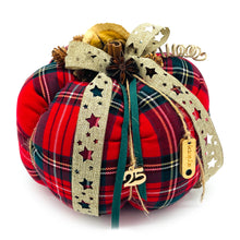 Φόρτωση εικόνας στο εργαλείο προβολής Συλλογής, Κολοκύθα από βαμβακερό καρό ύφασμα σε κόκκινη βάση, διακοσμημένη με μικρά κουκουνάρια, υφασμάτινες κορδέλες και ξύλινα στοιχεία.