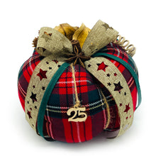 Φόρτωση εικόνας στο εργαλείο προβολής Συλλογής, Κολοκύθα από βαμβακερό καρό ύφασμα σε μπλε βάση, διακοσμημένη με μικρά κουκουνάρια, υφασμάτινες κορδέλες και ξύλινα στοιχεία.