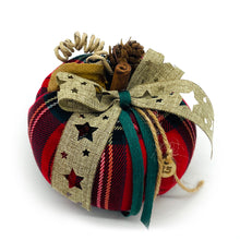 Φόρτωση εικόνας στο εργαλείο προβολής Συλλογής, Κολοκύθα από βαμβακερό καρό ύφασμα σε μπλε βάση, διακοσμημένη με μικρά κουκουνάρια, υφασμάτινες κορδέλες και ξύλινα στοιχεία.