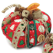 Φόρτωση εικόνας στο εργαλείο προβολής Συλλογής, Σετ κολοκύθες από βαμβακερό ύφασμα, διακοσμημένες με μικρά κουκουνάρια, υφασμάτινες κορδέλες και ξύλινα στοιχεία.