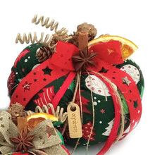 Φόρτωση εικόνας στο εργαλείο προβολής Συλλογής, Σετ κολοκύθες από βαμβακερό ύφασμα, διακοσμημένες με μικρά κουκουνάρια, υφασμάτινες κορδέλες και ξύλινα στοιχεία.