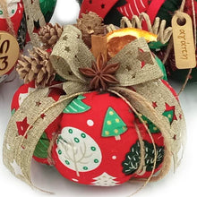 Φόρτωση εικόνας στο εργαλείο προβολής Συλλογής, Σετ κολοκύθες από βαμβακερό ύφασμα, διακοσμημένες με μικρά κουκουνάρια, υφασμάτινες κορδέλες και ξύλινα στοιχεία.