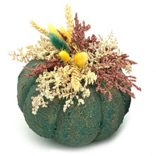 Φόρτωση εικόνας στο εργαλείο προβολής Συλλογής, Χειροποίητη κολοκύθα πράσινη με εφέ πέτρας, διακοσμημένη με αποξηραμένα και τεχνητά λουλούδια