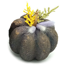 Φόρτωση εικόνας στο εργαλείο προβολής Συλλογής, Χειροποίητη κολοκύθα μωβ με εφέ πέτρας, διακοσμημένη με αποξηραμένα και τεχνητά λουλούδια