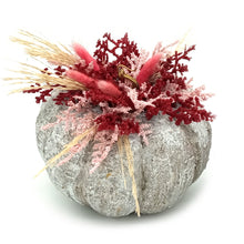 Φόρτωση εικόνας στο εργαλείο προβολής Συλλογής, Χειροποίητη μεγάλη κολοκύθα με εφέ πέτρας, διακοσμημένη με αποξηραμένα και τεχνητά λουλούδια.