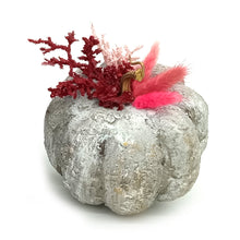 Φόρτωση εικόνας στο εργαλείο προβολής Συλλογής, Χειροποίητη μικρή κολοκύθα με εφέ πέτρας, διακοσμημένη με αποξηραμένα και τεχνητά λουλούδια.