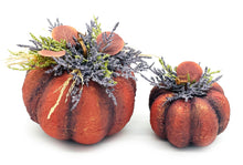 Φόρτωση εικόνας στο εργαλείο προβολής Συλλογής, Σετ χειροποίητες κολοκύθες με εφέ πέτρας σε κοραλί χρώμα, διακοσμημένες με αποξηραμένα και τεχνητά λουλούδια.