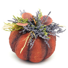 Φόρτωση εικόνας στο εργαλείο προβολής Συλλογής, Χειροποίητη κολοκύθα με εφέ πέτρας σε κοραλί χρώμα, διακοσμημένη με αποξηραμένα και τεχνητά λουλούδια.