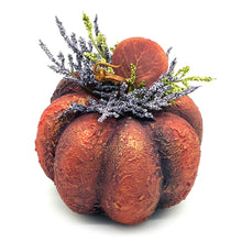 Φόρτωση εικόνας στο εργαλείο προβολής Συλλογής, Χειροποίητη κολοκύθα με εφέ πέτρας σε κοραλί χρώμα, διακοσμημένη με αποξηραμένα και τεχνητά λουλούδια.