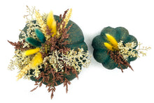 Φόρτωση εικόνας στο εργαλείο προβολής Συλλογής, Σετ χειροποίητες κολοκύθες με εφέ πέτρας σε πράσινο χρώμα, διακοσμημένες με αποξηραμένα και τεχνητά λουλούδια.