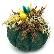 Φόρτωση εικόνας στο εργαλείο προβολής Συλλογής, Χειροποίητη κολοκύθα με εφέ πέτρας σε πράσινο χρώμα, διακοσμημένη με αποξηραμένα και τεχνητά λουλούδια.