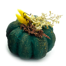 Φόρτωση εικόνας στο εργαλείο προβολής Συλλογής, Χειροποίητη κολοκύθα με εφέ πέτρας σε πράσινο χρώμα, διακοσμημένη με αποξηραμένα και τεχνητά λουλούδια.