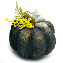 Φόρτωση εικόνας στο εργαλείο προβολής Συλλογής, Χειροποίητη κολοκύθα με εφέ πέτρας σε μωβ και κίτρινους τόνους, διακοσμημένες με αποξηραμένα και τεχνητά λουλούδια.
