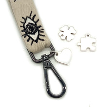 Φόρτωση εικόνας στο εργαλείο προβολής Συλλογής, Χειροποίητο μπρελόκ λαιμού από υφαντό ιμάντα, μεταλλικό γάντζο και μεταλλικό διακοσμητικό στοιχείο.