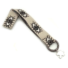 Φόρτωση εικόνας στο εργαλείο προβολής Συλλογής, Χειροποίητο μπρελόκ λαιμού από υφαντό ιμάντα, μεταλλικό κρίκο και μεταλλικό διακοσμητικό στοιχείο.