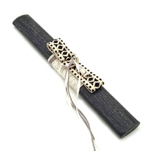 Φόρτωση εικόνας στο εργαλείο προβολής Συλλογής, Πασχαλινή χειροποίητη λαμπάδα για εφήβους με μπρελόκ χειρός από υφαντό ιμάντα με ασπρόμαυρο σχέδιο