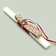 Φόρτωση εικόνας στο εργαλείο προβολής Συλλογής, Πασχαλινή χειροποίητη λαμπάδα με μπρελόκ από υφαντό ιμάντα σε μπεζ χρώμα με μπρονζέ σχέδιο