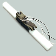 Φόρτωση εικόνας στο εργαλείο προβολής Συλλογής, Πασχαλινή χειροποίητη λαμπάδα με μπρελόκ από υφαντό ιμάντα σε χακί χρώμα