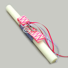 Φόρτωση εικόνας στο εργαλείο προβολής Συλλογής, Πασχαλινή χειροποίητη λαμπάδα με μπρελόκ από υφαντό ιμάντα σε μπεζ χρώμα με ροζ σχέδιο