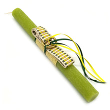 Φόρτωση εικόνας στο εργαλείο προβολής Συλλογής, Πασχαλινή χειροποίητη λαμπάδα με μπρελόκ από υφαντό ιμάντα σε μπεζ χρώμα με πράσινο σχέδιο