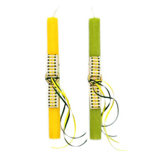 Φόρτωση εικόνας στο εργαλείο προβολής Συλλογής, Πασχαλινή χειροποίητη λαμπάδα με μπρελόκ από υφαντό ιμάντα σε δύο χρωματικούς συνδυασμούς