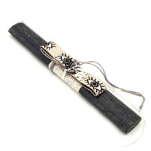 Φόρτωση εικόνας στο εργαλείο προβολής Συλλογής, Πασχαλινή χειροποίητη λαμπάδα με μπρελόκ από υφαντό ιμάντα σε μπεζ χρώμα