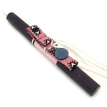 Φόρτωση εικόνας στο εργαλείο προβολής Συλλογής, Πασχαλινή χειροποίητη λαμπάδα με μπρελόκ από υφαντό ιμάντα σε μωβ χρώμα