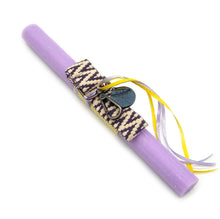 Φόρτωση εικόνας στο εργαλείο προβολής Συλλογής, Πασχαλινή χειροποίητη λαμπάδα με μπρελόκ από υφαντό ιμάντα σε μπεζ χρώμα με μωβ σχέδιο