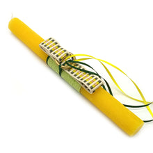 Φόρτωση εικόνας στο εργαλείο προβολής Συλλογής, Πασχαλινή χειροποίητη λαμπάδα με μπρελόκ από υφαντό ιμάντα σε μπεζ χρώμα με πράσινο σχέδιο