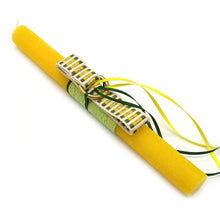 Φόρτωση εικόνας στο εργαλείο προβολής Συλλογής, Πασχαλινή χειροποίητη λαμπάδα με μπρελόκ από υφαντό ιμάντα σε μπεζ χρώμα με πράσινο σχέδιο