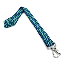 Φόρτωση εικόνας στο εργαλείο προβολής Συλλογής, Χειροποίητο μπρελόκ λαιμού από υφαντό ιμάντα, μεταλλικό γάντζο και διακοσμητικό στοιχείο σφυρίχτρα.