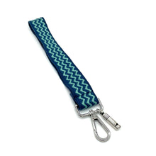 Φόρτωση εικόνας στο εργαλείο προβολής Συλλογής, Χειροποίητο μπρελόκ χειρός από υφαντό ιμάντα, μεταλλικό γάντζο και διακοσμητικό στοιχείο σφυρίχτρα.