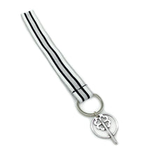 Φόρτωση εικόνας στο εργαλείο προβολής Συλλογής, Χειροποίητο μπρελόκ χειρός από συνθετικό ιμάντα, μεταλλικό κρίκο και μεταλλικό διακοσμητικό στοιχείο.