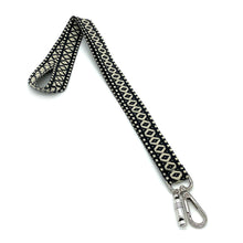 Φόρτωση εικόνας στο εργαλείο προβολής Συλλογής, Χειροποίητο μπρελόκ λαιμού από υφαντό ιμάντα, μεταλλικό γάντζο και διακοσμητικό στοιχείο σφυρίχτρα.