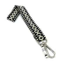 Φόρτωση εικόνας στο εργαλείο προβολής Συλλογής, Χειροποίητο μπρελόκ χειρός από υφαντό ιμάντα, μεταλλικό γάντζο και διακοσμητικό στοιχείο σφυρίχτρα.