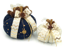 Φόρτωση εικόνας στο εργαλείο προβολής Συλλογής, Σετ κολοκύθες από βαμβακερό ύφασμα, διακοσμημένες με μικρά κουκουνάρια, υφασμάτινες κορδέλες και μεταλλικό στοιχείο.