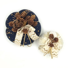 Φόρτωση εικόνας στο εργαλείο προβολής Συλλογής, Σετ κολοκύθες από βαμβακερό ύφασμα, διακοσμημένες με μικρά κουκουνάρια, υφασμάτινες κορδέλες και μεταλλικό στοιχείο.