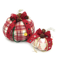 Φόρτωση εικόνας στο εργαλείο προβολής Συλλογής, Σετ κολοκύθες από βαμβακερό καρό ύφασμα, διακοσμημένες με μικρά κουκουνάρια, υφασμάτινες κορδέλες και μεταλλικό στοιχείο.