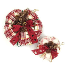 Φόρτωση εικόνας στο εργαλείο προβολής Συλλογής, Σετ κολοκύθες από βαμβακερό καρό ύφασμα, διακοσμημένες με μικρά κουκουνάρια, υφασμάτινες κορδέλες και μεταλλικό στοιχείο.