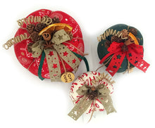 Φόρτωση εικόνας στο εργαλείο προβολής Συλλογής, Σετ κολοκύθες από βαμβακερό ύφασμα, διακοσμημένες με μικρά κουκουνάρια, υφασμάτινες κορδέλες και ξύλινα στοιχεία.